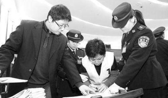 重庆黑帮女老大,曾一度养了16个美男子,最小的比她小20多岁_谢才萍