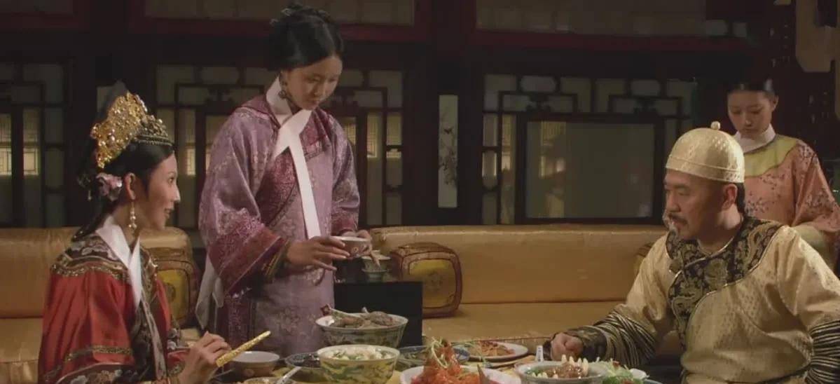 甄嬛传通过一顿晚饭就能看出皇帝不爱皇后不仅仅是年老色衰