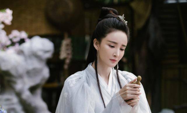 原创刘雨欣分手后身材越来越好了仅用两根线撑起上衣视线下移线条堪比