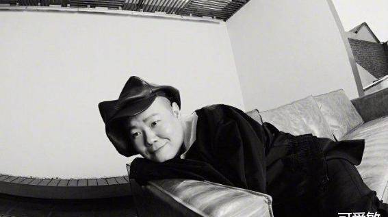 原创小岳岳拍时尚大片上热搜却被网友神吐槽最帅的是不露脸那张