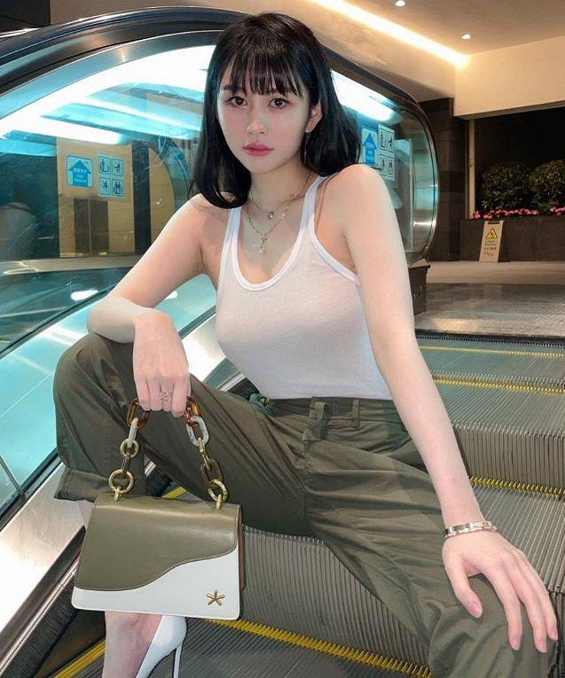 可能是从小子国外读书的缘故,沈日平时的穿着打扮偏"欧美范",麦穗肤色