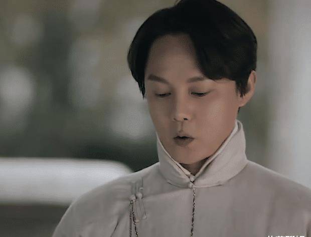 原创尹正翘起兰花指抚摸黄晓明的耳尖他们俩的反应让片场安静三秒