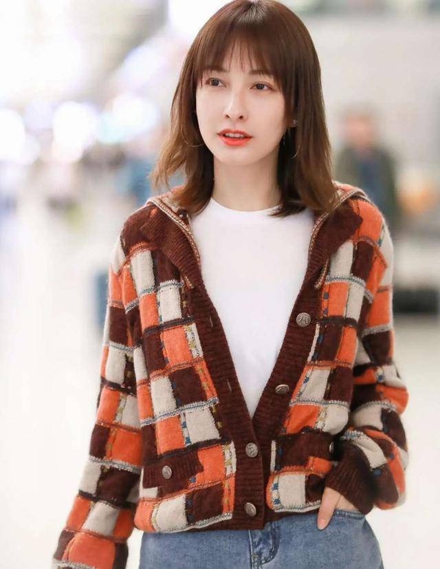 吴昕五官虽普通但身材超棒穿针织衫只系两颗扣漂亮后品味爆棚