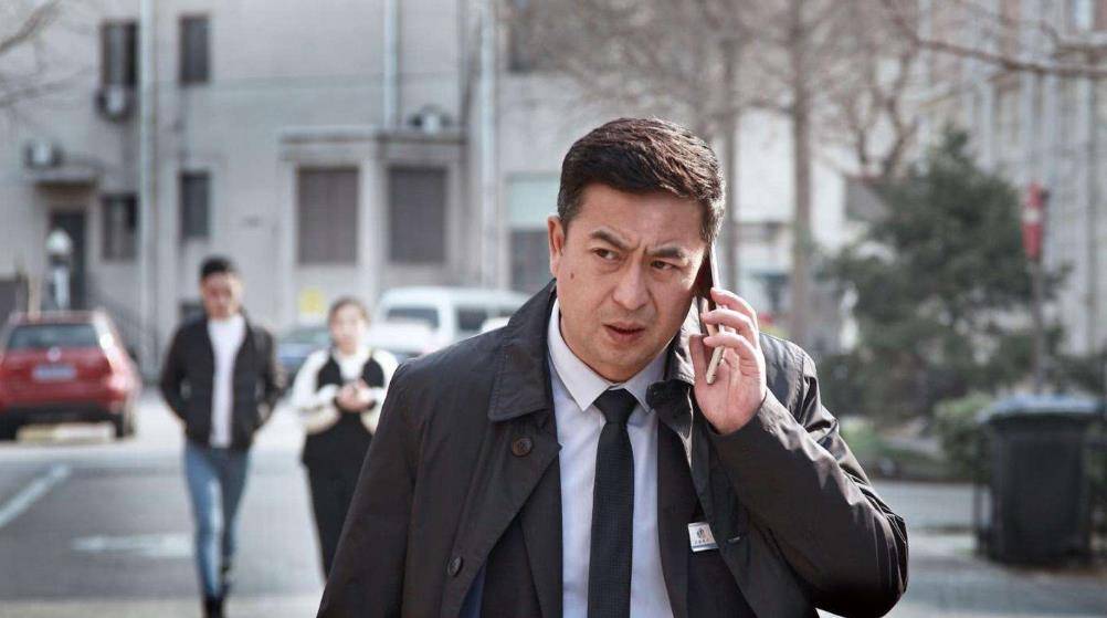 原创大器晚成张嘉译外出吃饭路透图暴露身体真实状态令人心疼