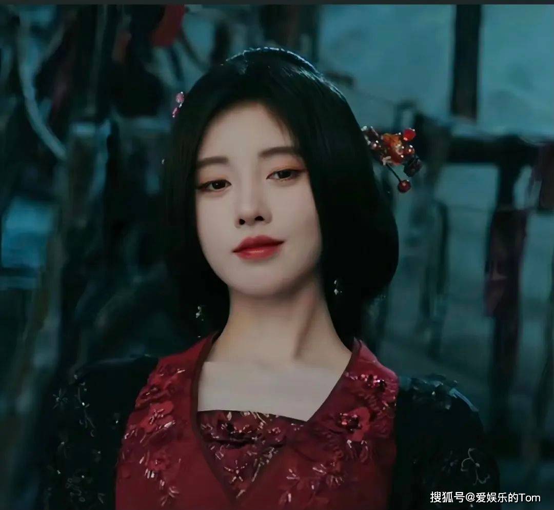 上官芷美丽的外表之下包裹着的是暗黑的气质,在面对除了潘樾之外的