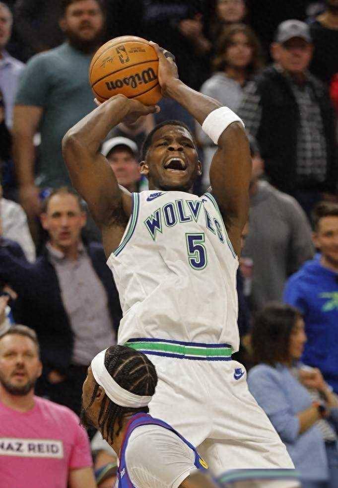 爱德华兹上演英雄传奇