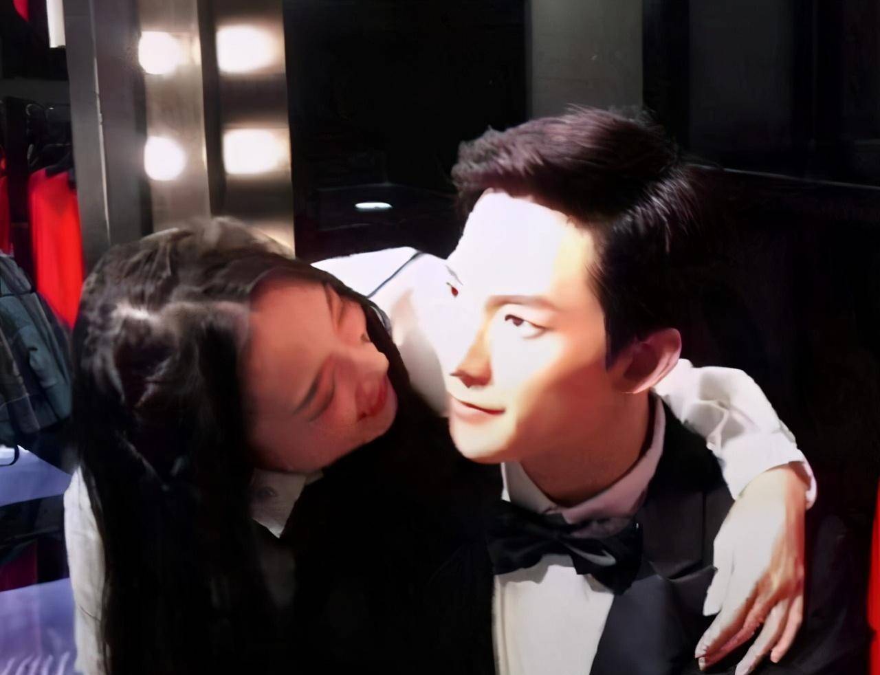 原创杨洋蜡像被年轻女粉丝骚扰被人指责后该女子称忍不住