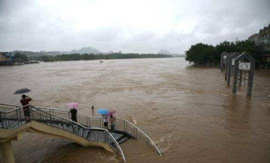 广西特大暴雨破纪录一对母子不幸被雷电击中多地启动应急预案