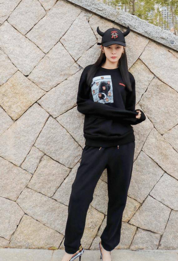 原创傅菁为秀巴掌腰大胆挑战50厘米短装不料却被小鸟腿抢镜