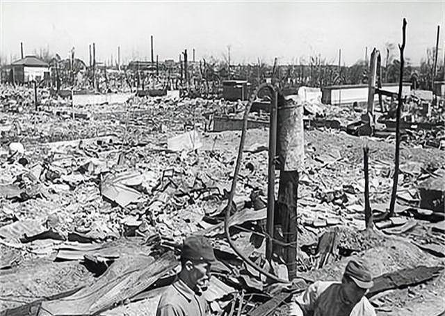 原创比原子弹还恐怖的李梅烧烤伤亡近50万人800万人流浪