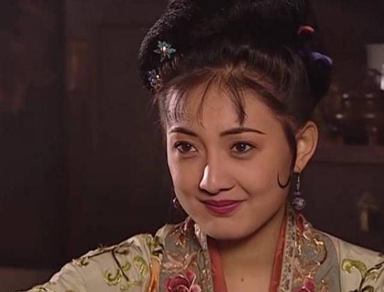 原创50岁牛莉在健身房跳舞穿紧身衣秀好身材不化妆皮肤仍白皙透亮