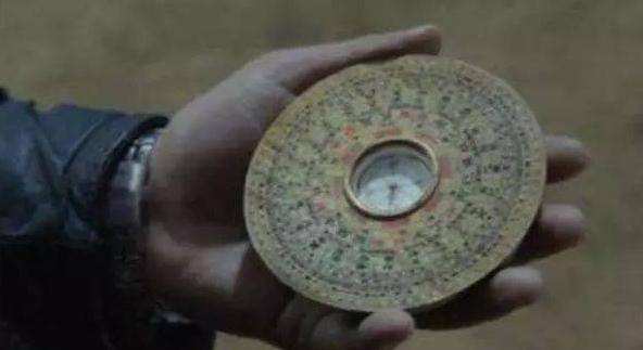 原来姚玉忠之所以能够这么精确的找到墓葬的位置,其实