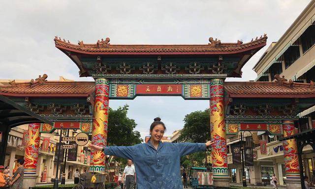 一次偶然,家中欠债的事被年仅16岁的林依晨知道了,年纪尚小的她决定