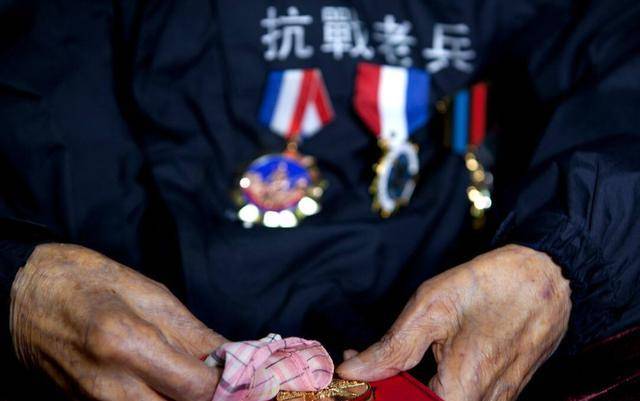 原创百岁抗战老兵离家79年晚年回归家乡祭拜父母时儿子对不起你们