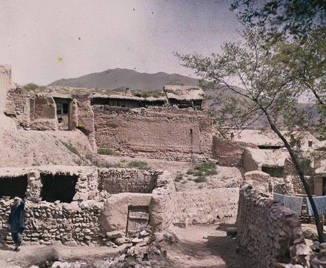 原创民国老照片母亲与儿子站在门前羞涩一笑老汉赶车挥汗如雨