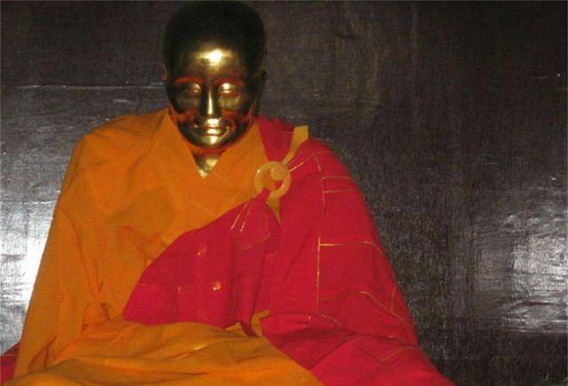 福建的肉身佛和古埃及的木乃伊有些相似,都是要在活佛圆寂之后进行