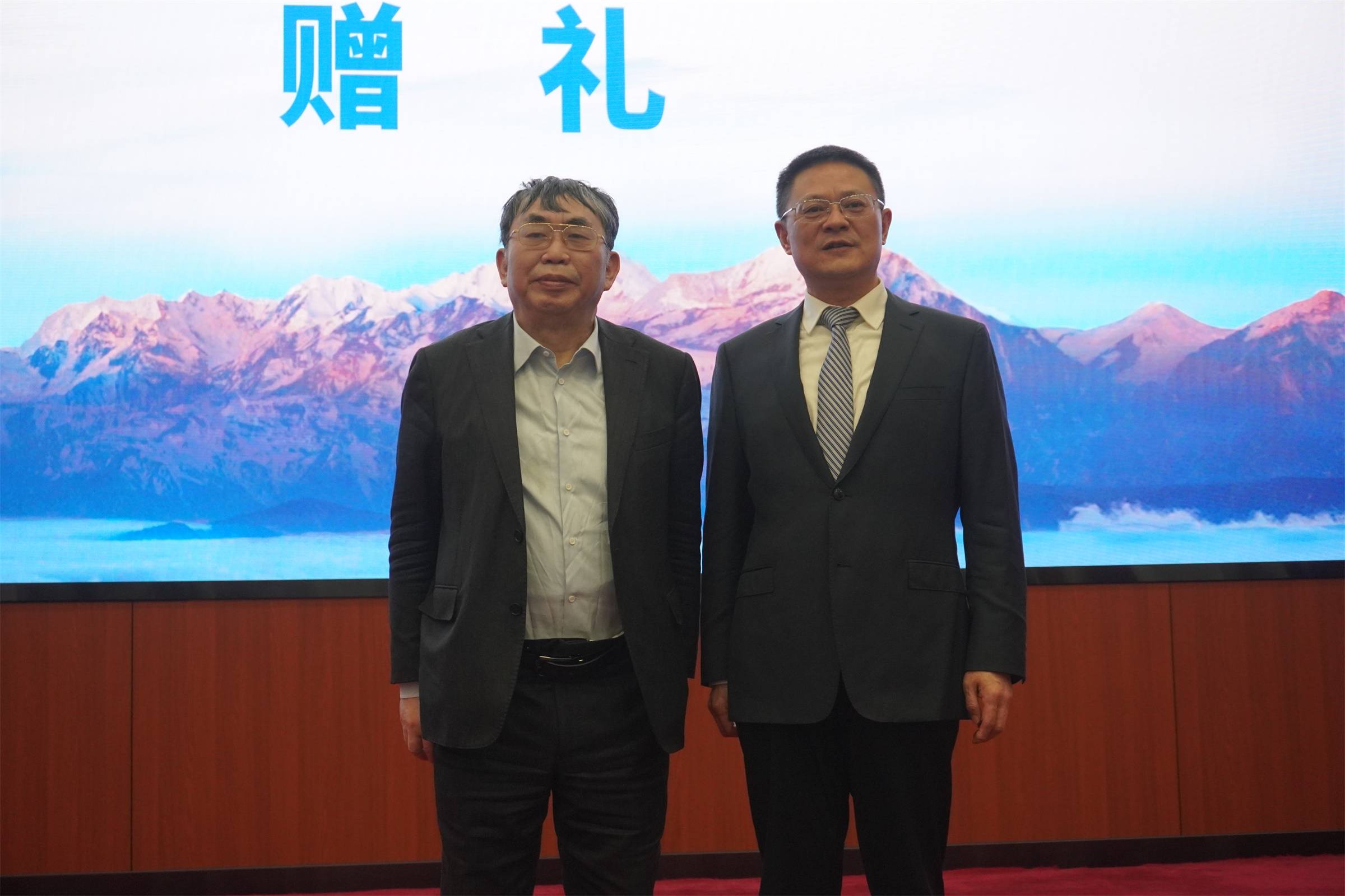 中国围棋协会向能投集团赠送签名棋盘四川省人民政府原副省长陈文华