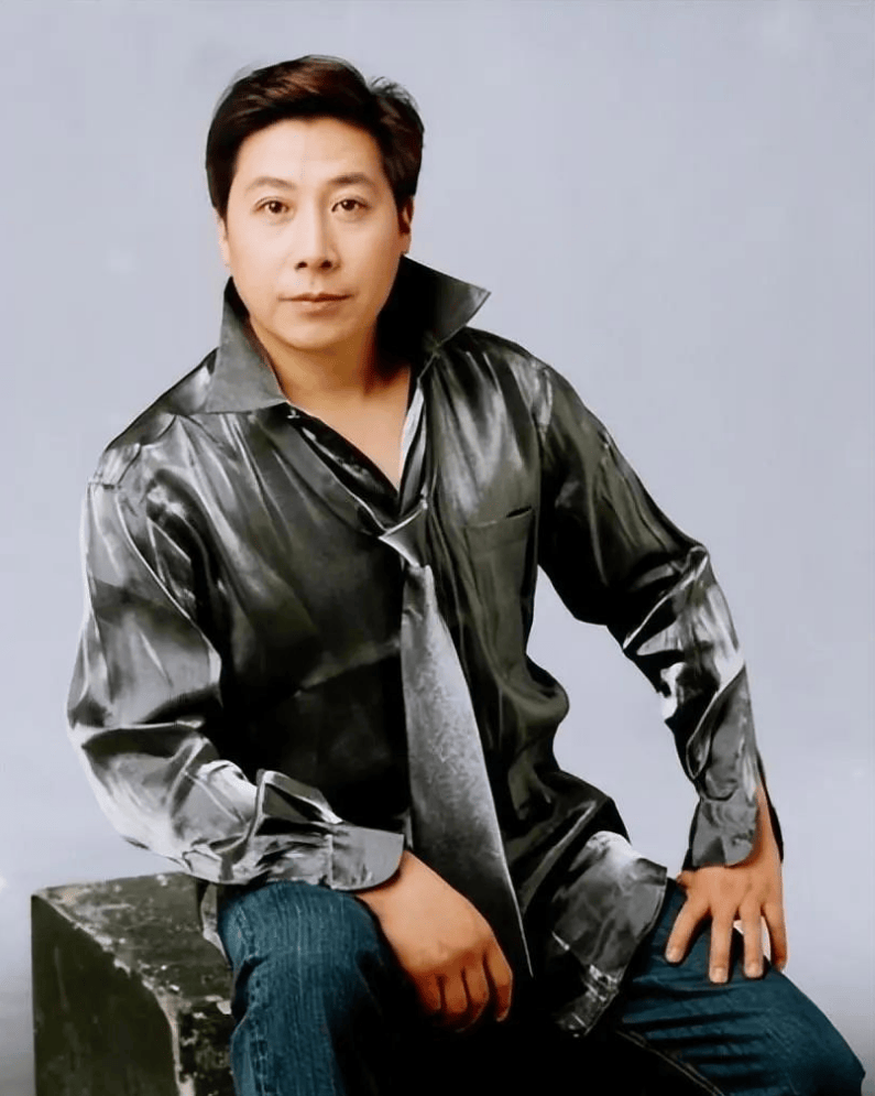 魏金栋多次上春晚被誉为新春第一唱娶圈外妻子恩爱幸福