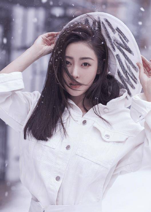 天气寒冷也要拍美照轻轻一抬手就知道张天爱气质体现在哪