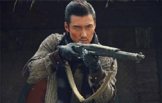 在弟弟胡兵在国外求学和发展的2004-2010年期间,胡东一直都活跃在娱乐