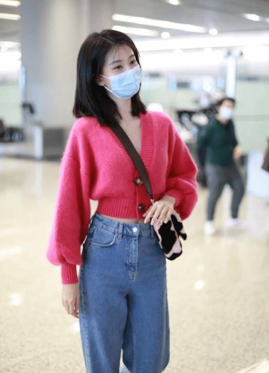 原创乔欣不听劝非得挑战儿童毛衣不料暴露漫画腰