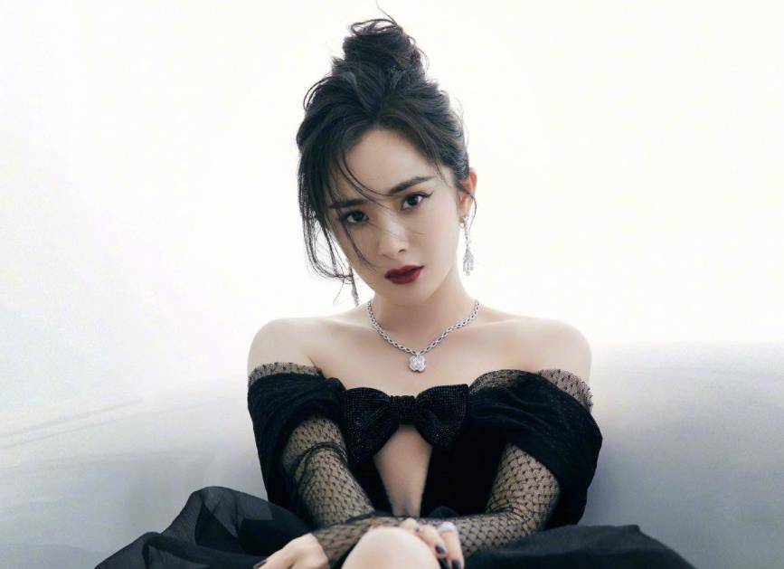 原创杨幂尝试胶片风写真看清未修花絮后精修图都不香了