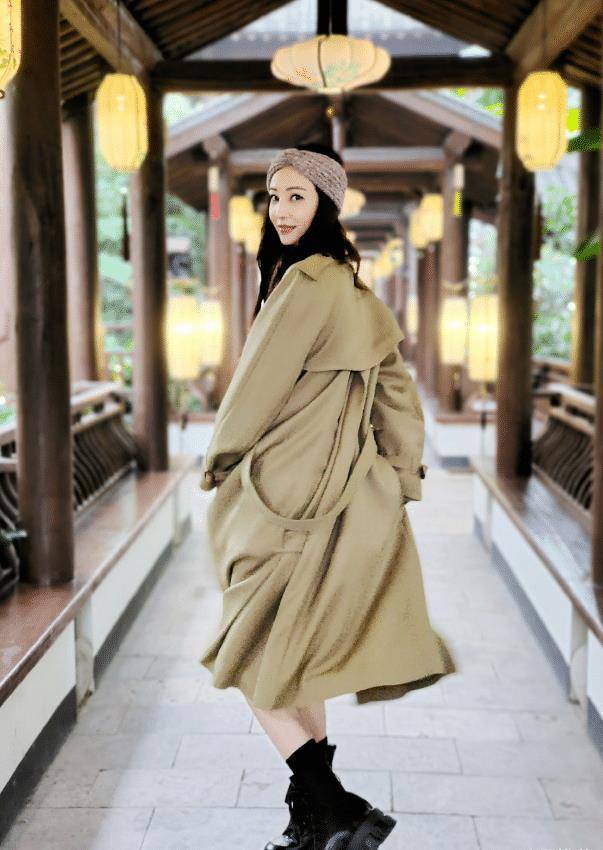 原创郑希怡这回豁出去了大春季只穿三分裤为秀腿也太拼了