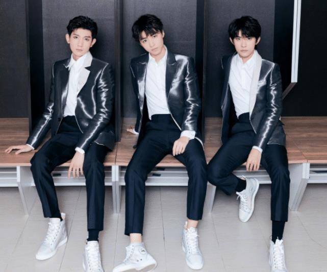 tfboys在家发自拍:同穿大白t不算啥,看到发型,网友笑出声_王源_王俊凯