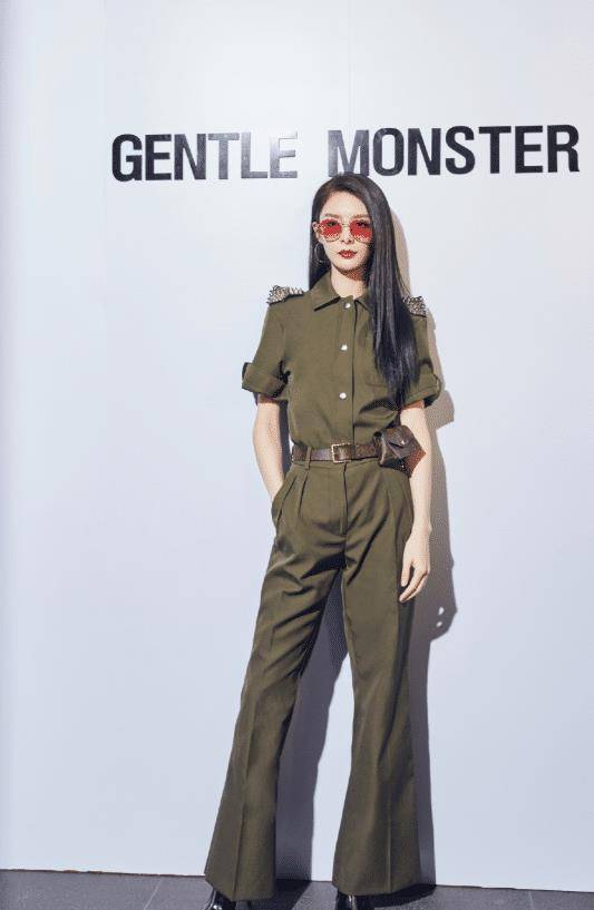 原创傅菁为秀巴掌腰大胆挑战50厘米短装不料却被小鸟腿抢镜