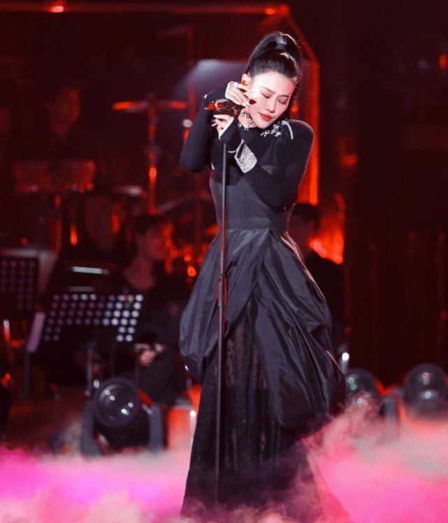 原创袁娅维太会穿不想秀腿故意穿花瓶裙却意外闪耀全场