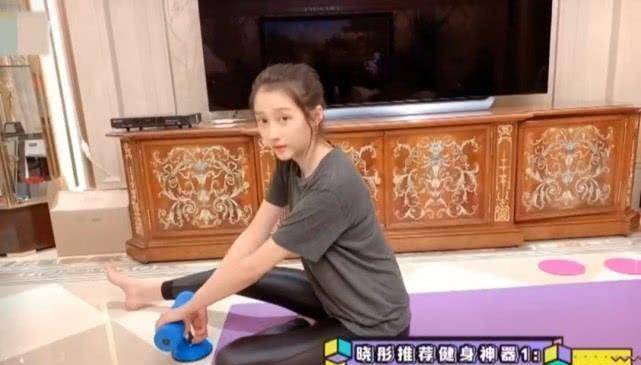 原创关晓彤太拼了为漂亮趴地上做高难度动作不料却被肩膀堆在一起的肉