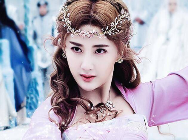 在《幻城》中,李晟客串出演的"冰族王妃"千影一角,虽然戏份并不是很多