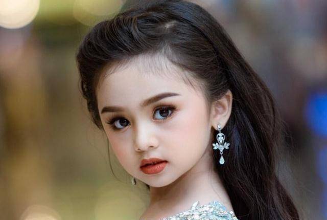 原创原创7岁女孩成选美皇后妆后被认成小lisa网友还是素颜好看