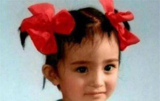 搜索图片当同龄的孩子还在父母怀里撒娇的时候,小杨幂已经可以在镜头