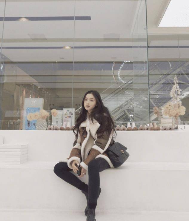 原创林允的直女坐火了双腿呈倒l型一般人模仿不来