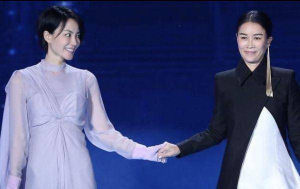 原创原创49岁的王菲和50岁的那英对比哪个气质更佳