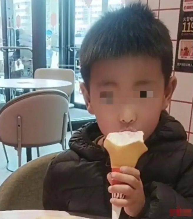 生母说是磕床上了,父亲晒儿子遗体照回应_涵涵_孩子_郑仁