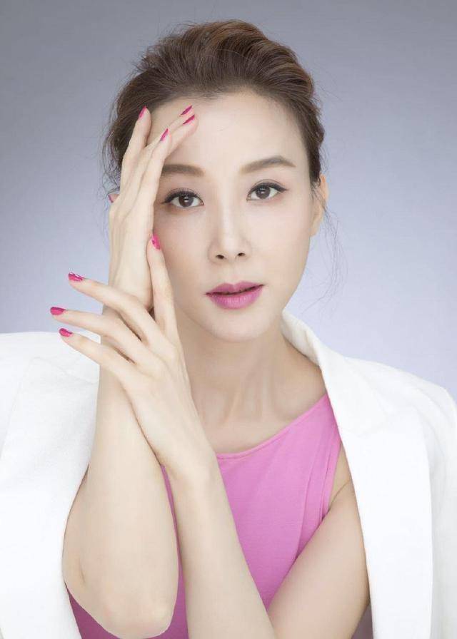 如今的萧蔷虽然已经50岁了,近几年也出现了一些负面新闻,比如"脸崩","