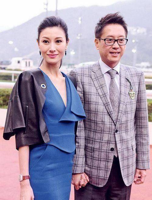 原创原创48岁李嘉欣一家三口现身富商老公不但多金还帅气