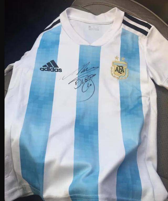 原创梅西小球迷愿以马拉多纳签名球衣交换门票期待近距离观赏偶像比赛