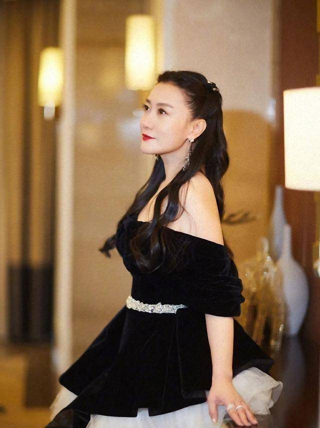 原创原创43岁谭晶罕见亮相综艺穿黑色连衣裙姿态优雅新发型更抢眼