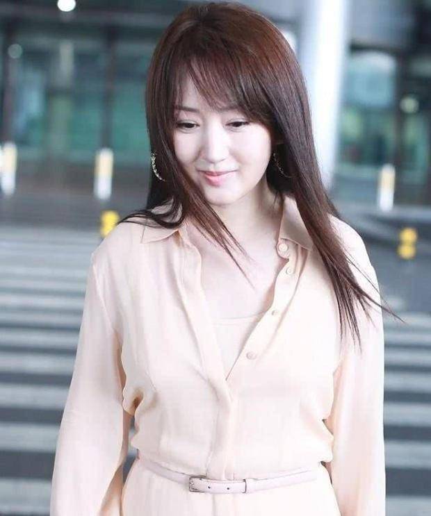 原创原创48岁杨钰莹丝毫不见老穿粉色薄纱裙走机场近照让人看了心动