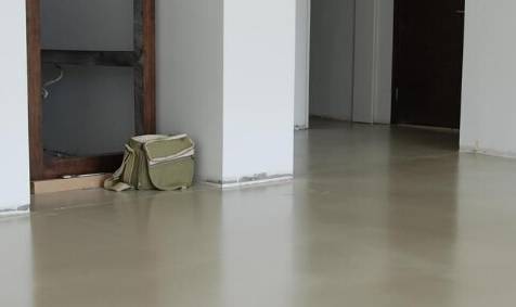 是在调制水泥的过程中,很容易就会出现各种问题,而且还要进行地面找平