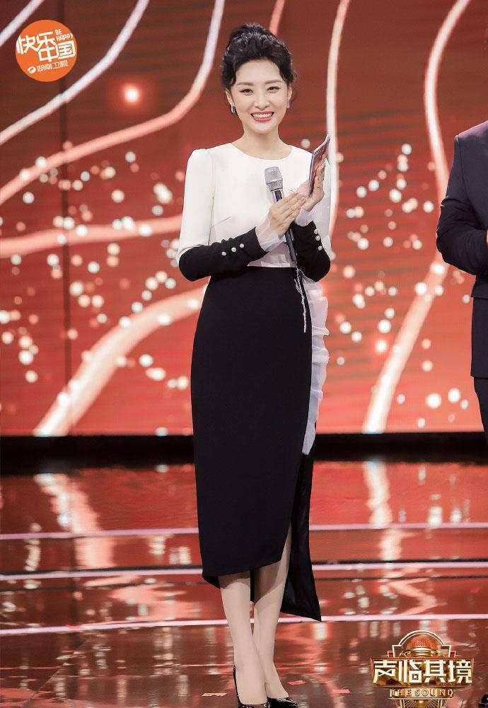 原创52岁周涛真年轻同台杜海涛主持像姐弟穿黑白裙扎丸子头像少女