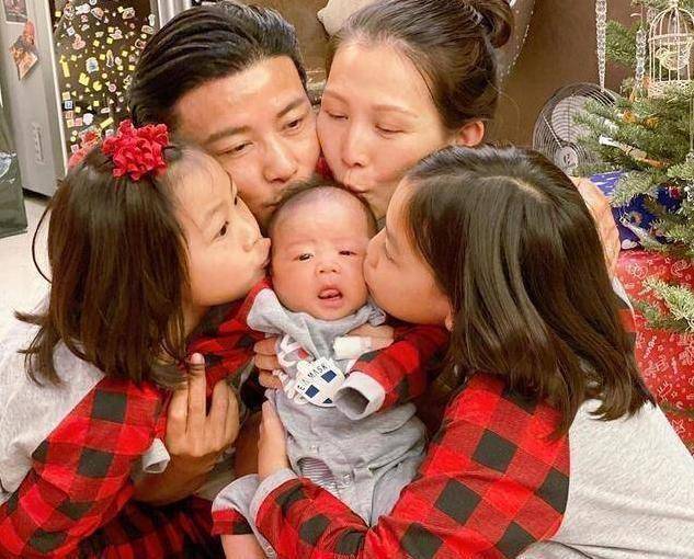 原创46岁蔡少芬高龄冒险产子三胎,是伟大的母亲还是"生子机器"