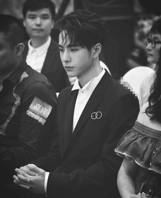 王一博在参加《天天向上》综艺节目之前,他也是团队uniq的主舞担当