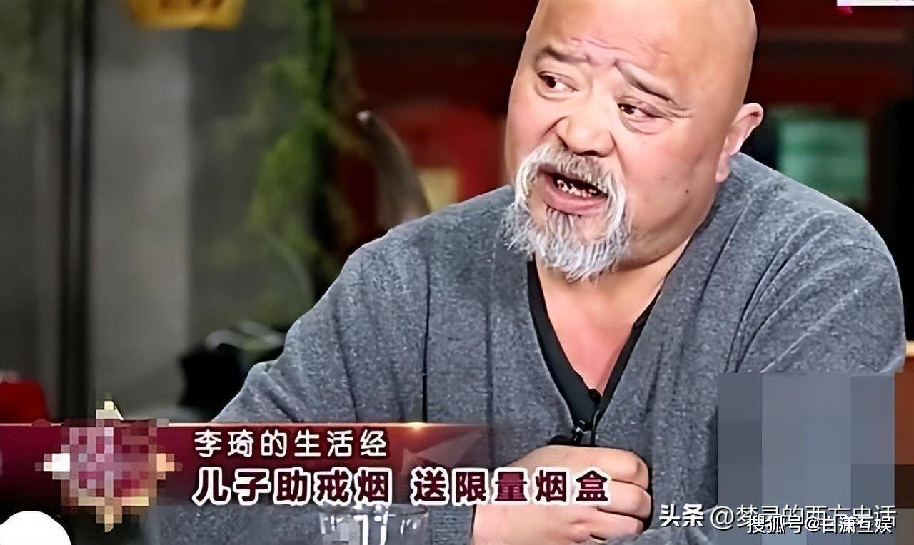 儿子送给他一个特制的烟盒,里面只能放得下十根烟.