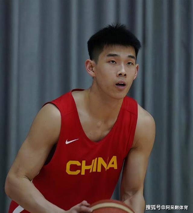 曾凡博:潜力未被完全发掘的前锋曾凡博,这位被寄予厚望的前锋,却面临