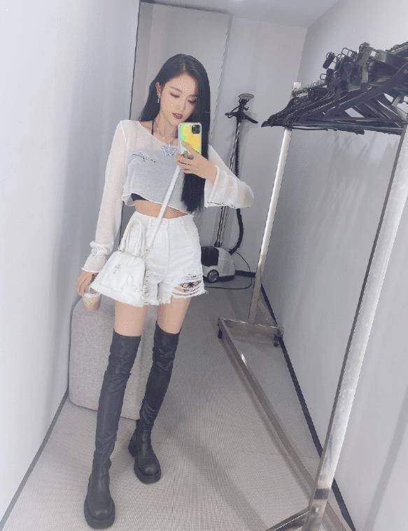 原创吴宣仪也对毒汁靴下手了看她秀出来的腿型怕是直男心头最爱