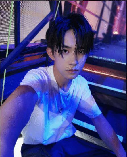 原创王源秀锁骨易烊千玺晒湿发看到王俊凯的眼神一秒沦陷了